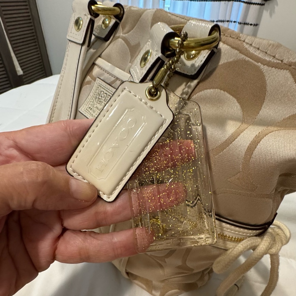 Coach Bucket Style Signature logo with Heart Accents - Picture 4 of 15